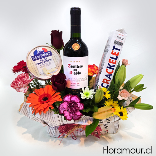 Viva Chile - Arreglo Gurmet con vino tinto queso y galletas complementado con flores variadas  (marca de queso podría variar según disponibilidad).